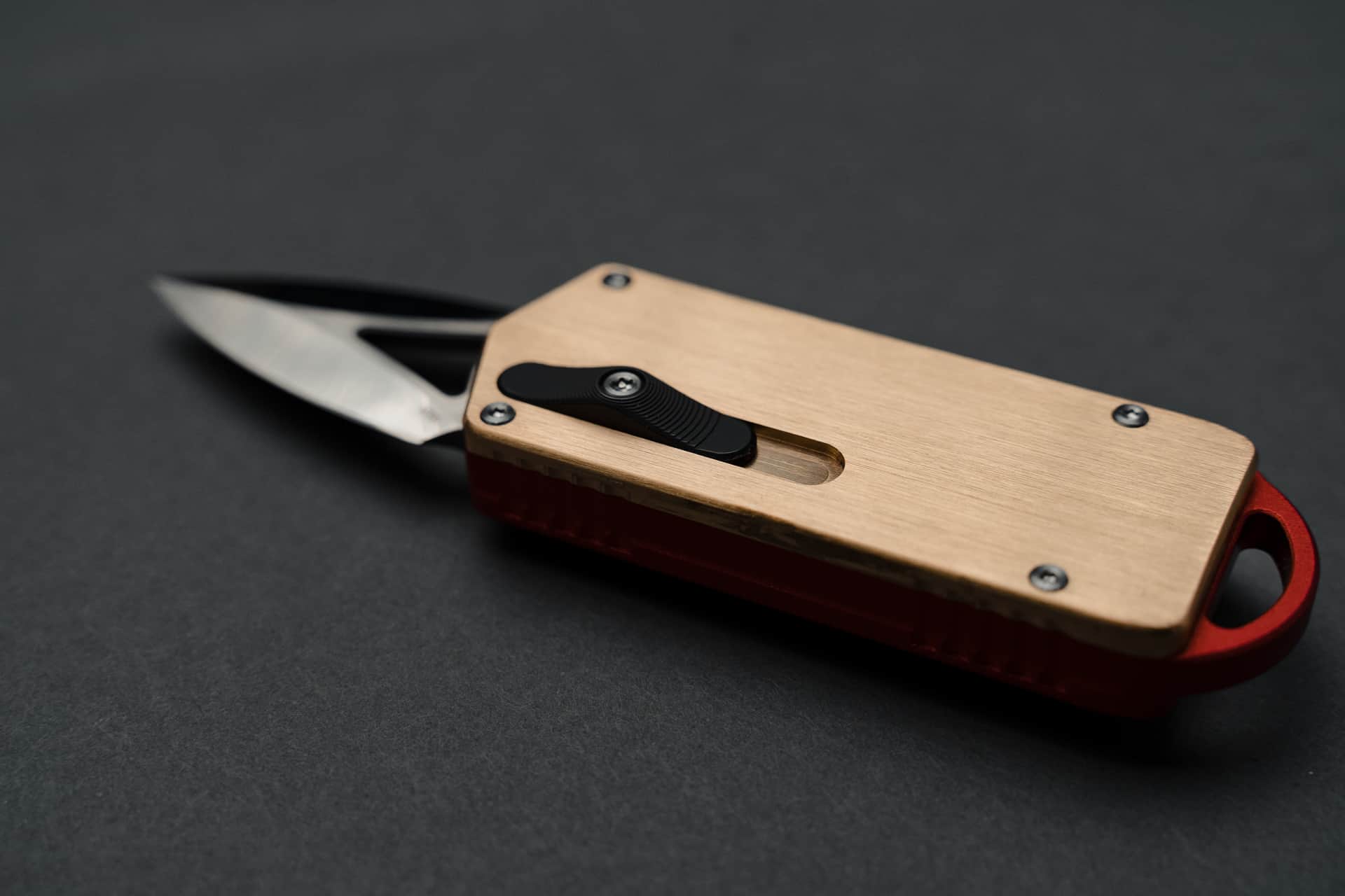 woodgrain handle on a Takcom-Wasp Premium OTF knife